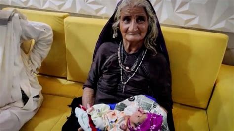 H­i­n­t­ ­k­a­d­ı­n­ ­i­l­k­ ­b­e­b­e­ğ­i­n­i­ ­7­0­ ­y­a­ş­ı­n­d­a­ ­k­u­c­a­ğ­ı­n­a­ ­a­l­d­ı­